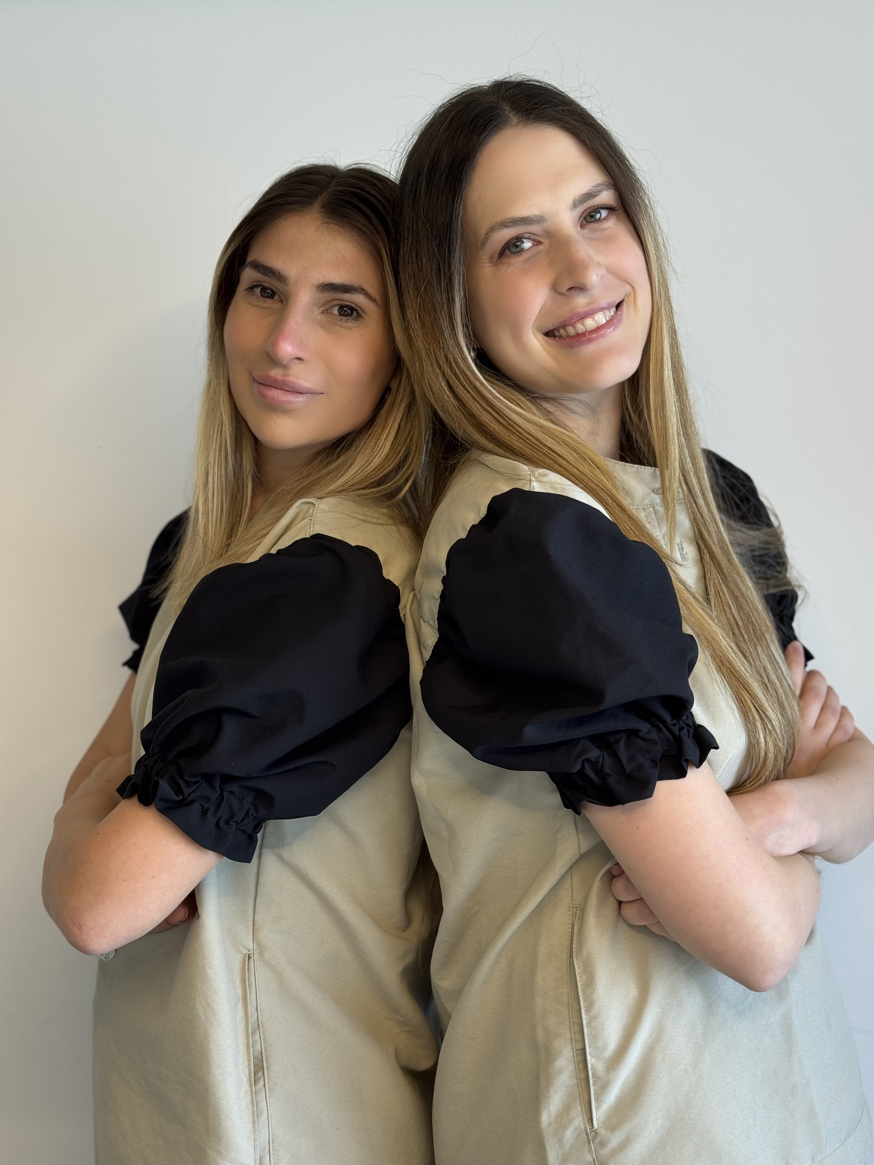 Retrato de la Dra. Janaina Baillo y la Dra. Victoria Germán, fundadoras de VITA Medicina Estética